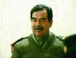 Ingen ved, hvor Saddam Hussein er eller om han er død.Nu hævder en arabisk avis i London, at han truer USA og landene, der deltog i koalitionen. - Arkivfoto: AP 