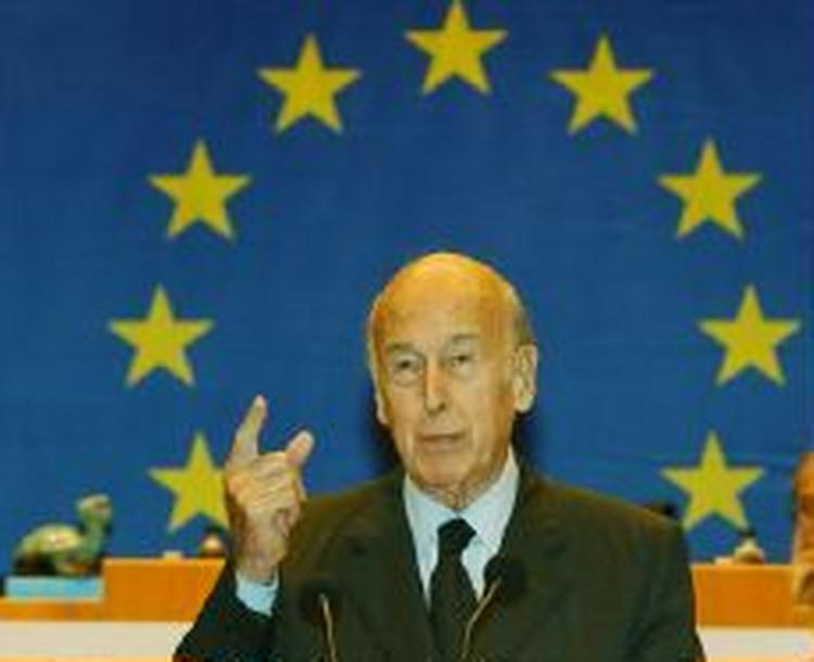 Færdigt arbejde! Valéry Giscard d'Estaing har afleveret konventets forslag til en ny traktat. - Foto: AP 