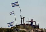 En ung jødisk bosætter ved en ulovlig bosættelse på Vestbredden ved Ramallah, som den israelske hær vil fjerne. - Foto: AP 