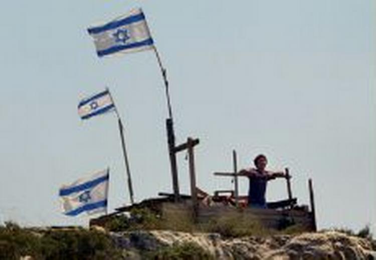 En ung jødisk bosætter ved en ulovlig bosættelse på Vestbredden ved Ramallah, som den israelske hær vil fjerne. - Foto: AP 
