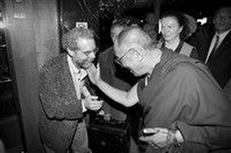 Dalai Lama trådte ind i hotellets lobby, netop som Daniel Goleman mødte op til interviewet. Foto: Morten Langkilde 