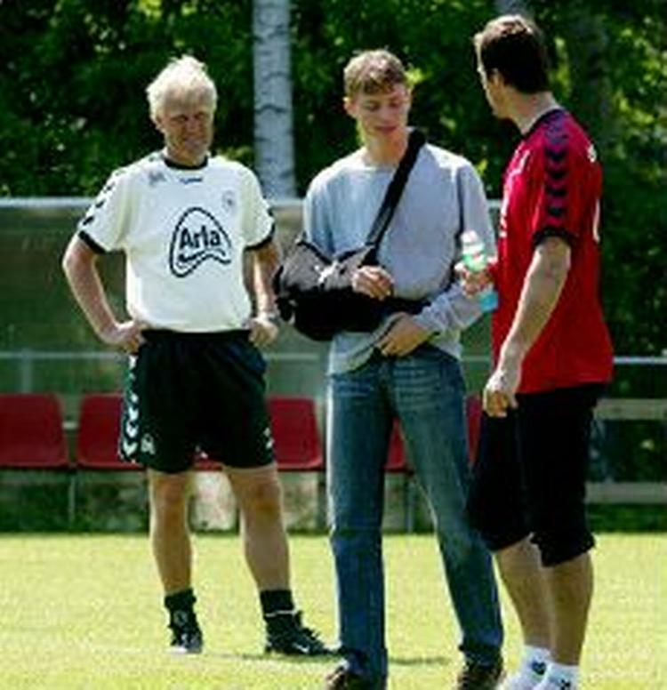 Jon Dahl Tomasson med armen i slynge regner med at kunne være klar til Danmarks venskabskamp mod Finland i August. - Foto:Jesper Stormly 