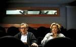 Instruktøren Val (Woody Allen) og ekskonen Ellie, der har overtalt sin nuværende producermand til at sikre Val et comeback. - Foto: Angel/Scanbox. 