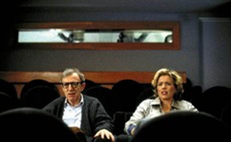 Instruktøren Val (Woody Allen) og ekskonen Ellie, der har overtalt sin nuværende producermand til at sikre Val et comeback. - Foto: Angel/Scanbox. 