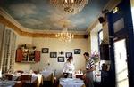 I de lyse og enkle lokaler i restaurant Agora serveres der tyrkisk køkken, hvor der kæles for detaljen. - Foto: Jens Dresling. 