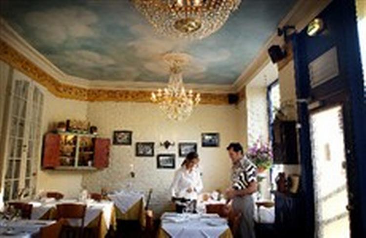 I de lyse og enkle lokaler i restaurant Agora serveres der tyrkisk køkken, hvor der kæles for detaljen. - Foto: Jens Dresling. 