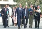 Konventets formand, Valerie Giscard d'Estaing (i midten) ankommer til topmødet i Grækenland. - Foto: AP 