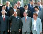 Fogh sammen med EU's ledere, mens der stilles op til det traditionelle familiefoto. - Foto: AP 
