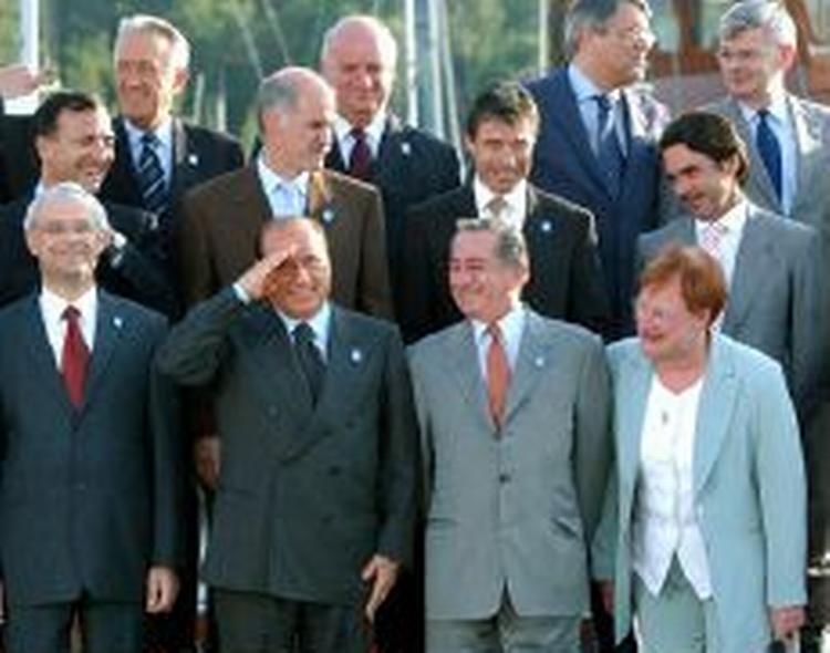 Fogh sammen med EU's ledere, mens der stilles op til det traditionelle familiefoto. - Foto: AP 
