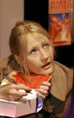 J.K. Rowling signerer den første Harry Potterbog tidligt lørdag 21. juni. Foto: AP 