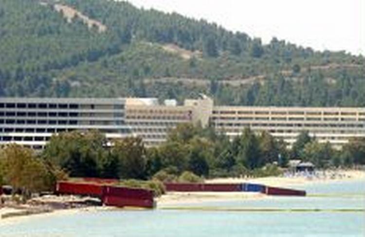 Det græske hotel nær Thessaloniki, hvor EU-topmødet blev afholdt .- Foto: AP 