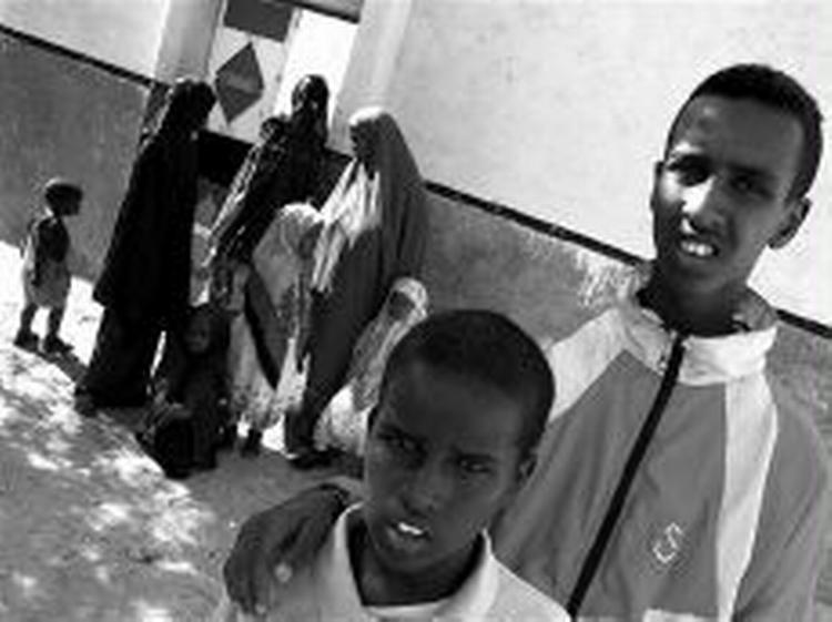14-årige Ismail og 17-årige Abdighani er et par af de børn, der er vendt tilbage til et land, de har svært ved at forstå efter et ophold i Danmark. - Foto: Jesper Strudsholm. 