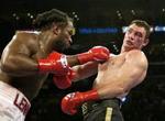 Klitschko førte, da en flænge forhindrede ham i at bokse videre. - Foto: AP 