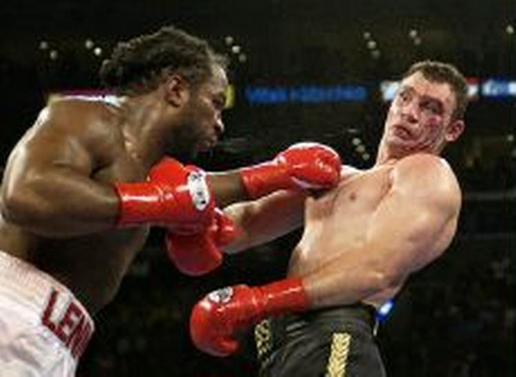 Klitschko førte, da en flænge forhindrede ham i at bokse videre. - Foto: AP 