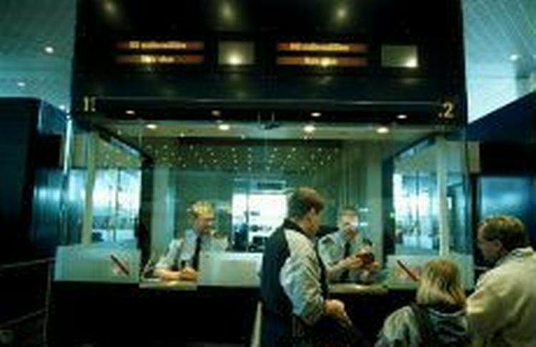 Snart skal der vises en ny type pas frem i paskontrollen, som her i Københavns lufhavn. - Arkivfoto: Kim Nielsen. 