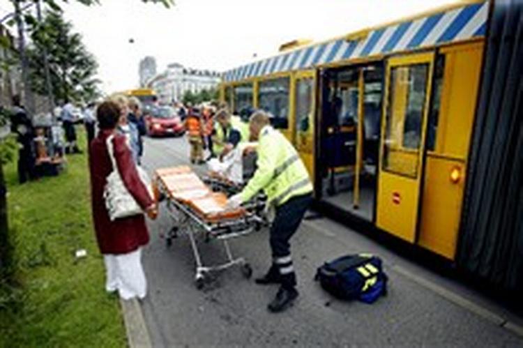 Bremserne svigtede, da en bus påkørte en anden ved Nørreport Station i København. Fire personer fik lettere skrammer og måtte en tur på hospitalet. Nu vil EU have et charter for trafiksikkerhed.   Foto: Thomas Borber 