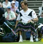 Greg Rusedski kylede sin ketcher i jorden efter, at en dommerkendelse gik ham i mod. - Foto: AP 