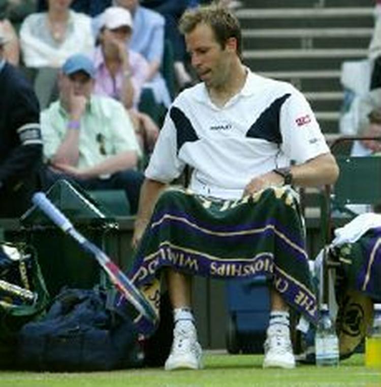 Greg Rusedski kylede sin ketcher i jorden efter, at en dommerkendelse gik ham i mod. - Foto: AP 
