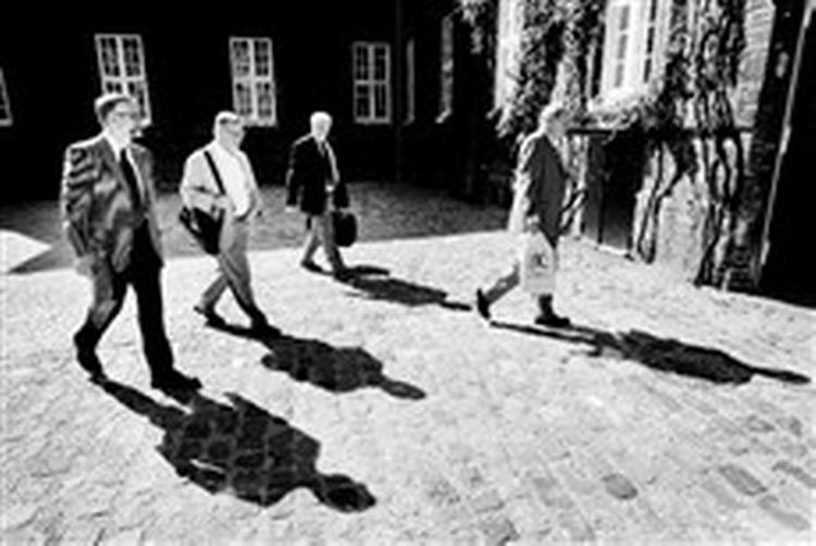 Med Fyns biskop Kresten Drejergaard (th.) i spidsen troppede landets biskopper torsdag op i Kirkeministeriet for at få slettet et øjeblikkeligt ansættelsesstop. - Foto: Thomas Borberg 