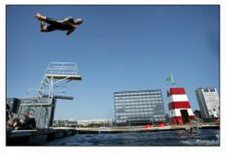Weekendens vejr lægger op til at tage ud og bade, som i havnebadet på Islands Brygge. - Arkivfoto: Peter Hove Olesen. 