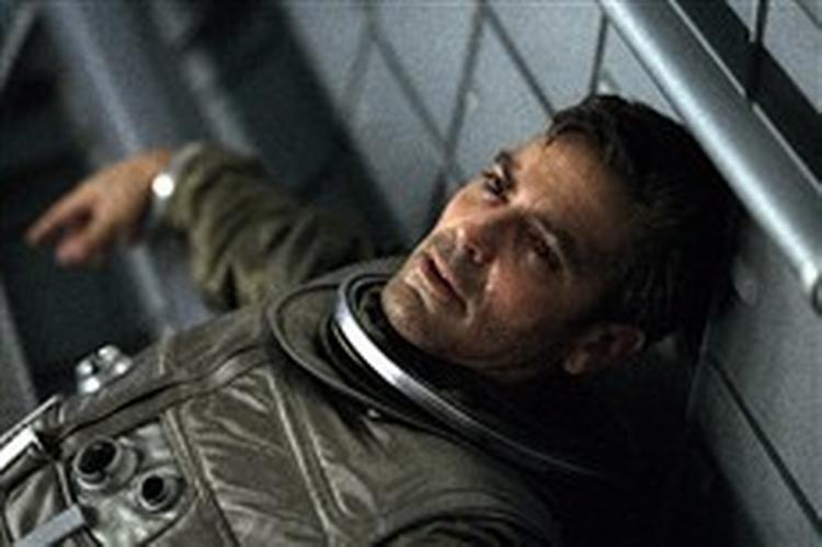 George Clooney som Chris Kelvin på jagt ud i verdensrummet efter sin afdøde kone. - Foto: Fox Film. 