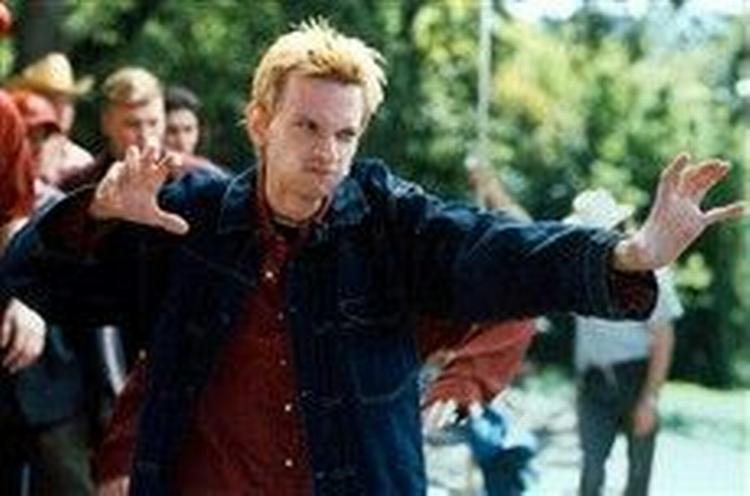 DJ Qualls skifter type og chicks og cheerleaders vimser omkring ham. - Foto: Fox Film. 