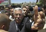 Den palæstinensiske premierminister Mahmoud Abbas på vej til et kabinetsmøde lørdag middag. - Foto: AP 