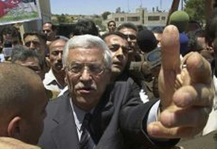 Den palæstinensiske premierminister Mahmoud Abbas på vej til et kabinetsmøde lørdag middag. - Foto: AP 