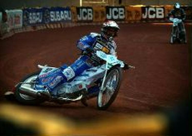 Nicki Pedersen under træning forud for løbet i Parken. - Foto: Finn Frandsen 