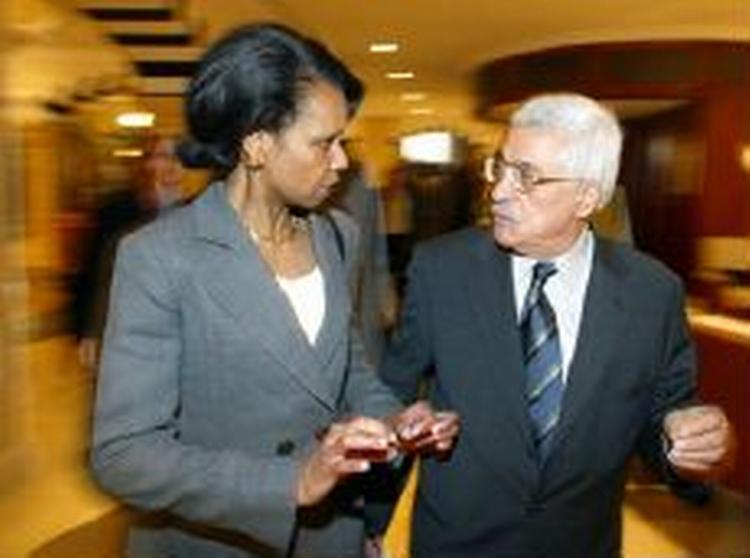 Condoleezza Rice landede lørdag aften i Israel og tog direkte til Jeriko på Vestbredden for at mødes med Abbas. - Foto: AP 