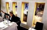 En attraktion på Røgeriet er bestemt også den meget nydelige, sommerlige beliggenhed. Indenfor hersker der absolut stadig godt håndværk og ambitioner. - Foto: Kåre Viemose. 