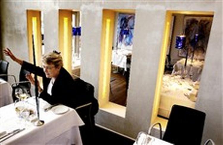 En attraktion på Røgeriet er bestemt også den meget nydelige, sommerlige beliggenhed. Indenfor hersker der absolut stadig godt håndværk og ambitioner. - Foto: Kåre Viemose. 