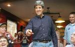 Den demokratiske præsidentkandidat John Kerry er igen ude med riven efter Bush. - Foto: AP 
