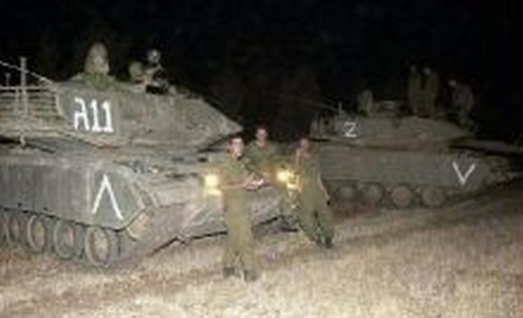 Israelske soldater før de kørte ind i Jenin i nat. Foto: AP 