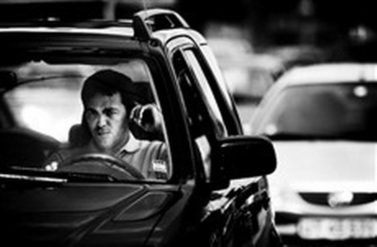 Undersøgelser viser, at kørslen bliver ikke mindre farlig, hvis bilisterne taler via et håndfrit sæt, som færdselsloven kræver. - Foto: Martin Zakora 