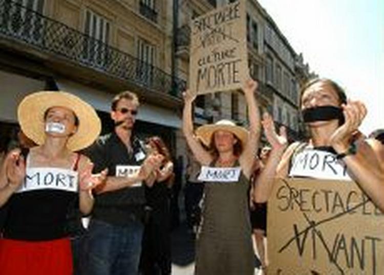 Strejkende kunstnere på gaden i Avignon. - Foto: AP 