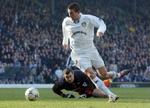 Harry Kewell har her rundet Newcastles målmand Shay Given i en pokalkamp. - Foto: AP 