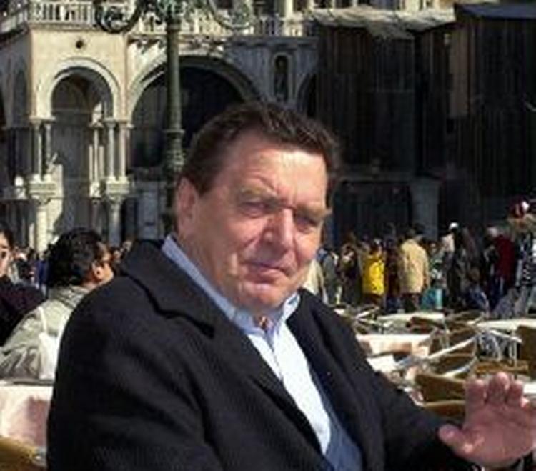 Kansler Schröder besøger ikke Italien i år. Schröder har besluttet at blive hjemme i Hannover. - Arkivfoto: AP 