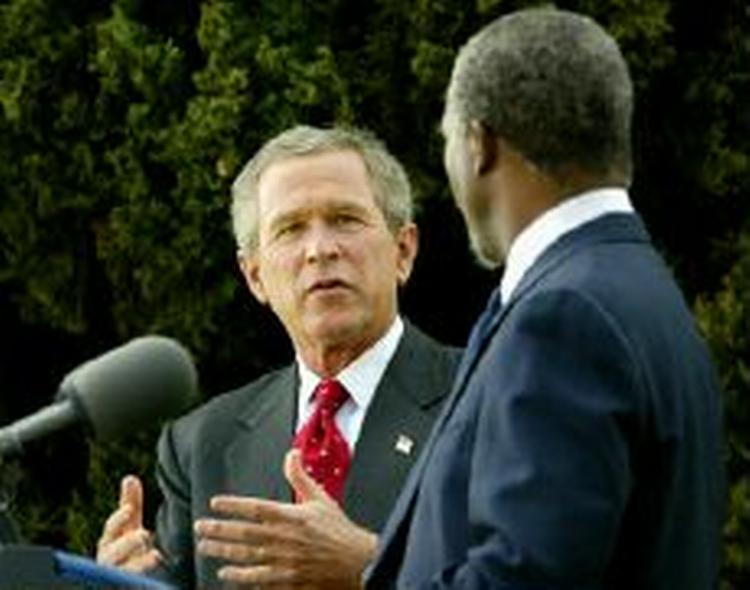 Mens præsident er på lyn-rundrejse i Afrika, skærer Kongressen i den lovede bistand til det fattige kontinent. Her er Bush under et pressemøde med Sydafrikas præsident Mbeki. - Foto: AP 