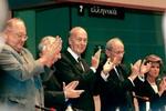 En bevæget d'Estaing i midten, da EU-konventet afsluttede arbejdet. - Foto: AP 
