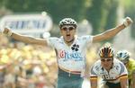 Erik Zabel har ikke haft det nemt i de afgørende spurter i år. Her må han nøjes med at se baghjulet fra australieren Baden Cooke på anden etape. - Foto: AP 
