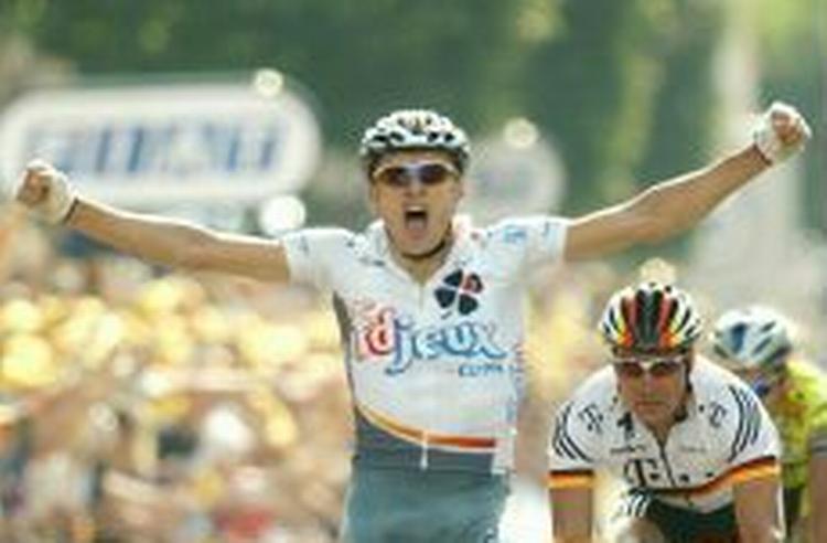 Erik Zabel har ikke haft det nemt i de afgørende spurter i år. Her må han nøjes med at se baghjulet fra australieren Baden Cooke på anden etape. - Foto: AP 