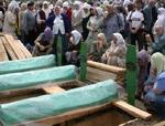 Familiemedlemmer begraver nogle af ofrene fra Srebrenica. - Foto: AP 