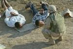 Mens regeringsrådet træder sammen i Bagdad, fortsætter den amerikanske eftersøgning af det tidligere styres tilhængere i Irak. - Foto: AP 