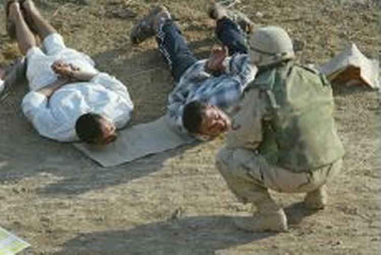 Mens regeringsrådet træder sammen i Bagdad, fortsætter den amerikanske eftersøgning af det tidligere styres tilhængere i Irak. - Foto: AP 