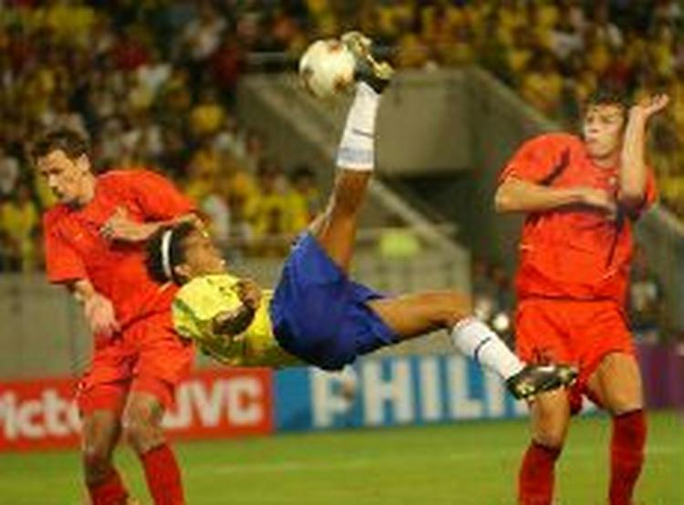 Ronaldinho - her i aktion under VM 2002 - er et erklæret mål for Manchester United. - Foto: AP 