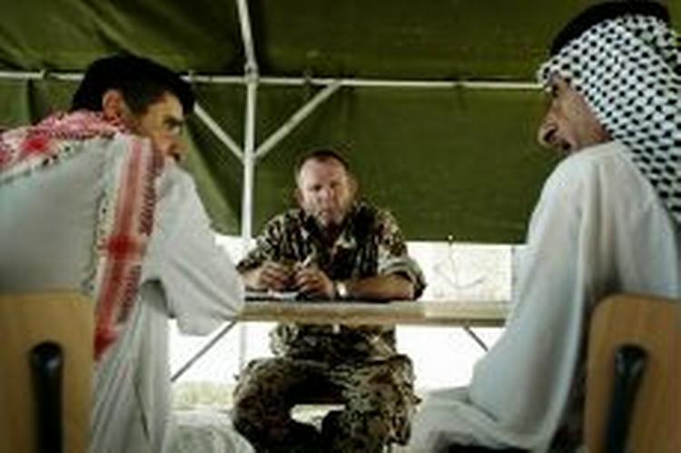 Danske soldater mødes med irakere i Basra. Nu skal der sendes flere danske soldater til området. - Arkivfoto: Peter Hove Olsen. 