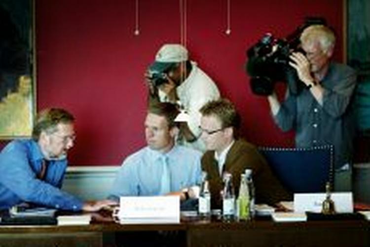 Per Stig Møller ved mødet i Udenrigspolitisk Nævn, til højre Jeppe Kofoed (S). - Foto: Thomas Borberg. 