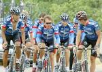 Selvom onsdag var hviledag, var det ikke cykelfri dag for US Postal, der var ude at træne. - Foto: AP 