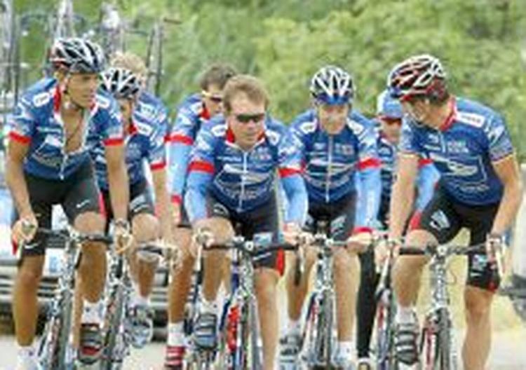 Selvom onsdag var hviledag, var det ikke cykelfri dag for US Postal, der var ude at træne. - Foto: AP 